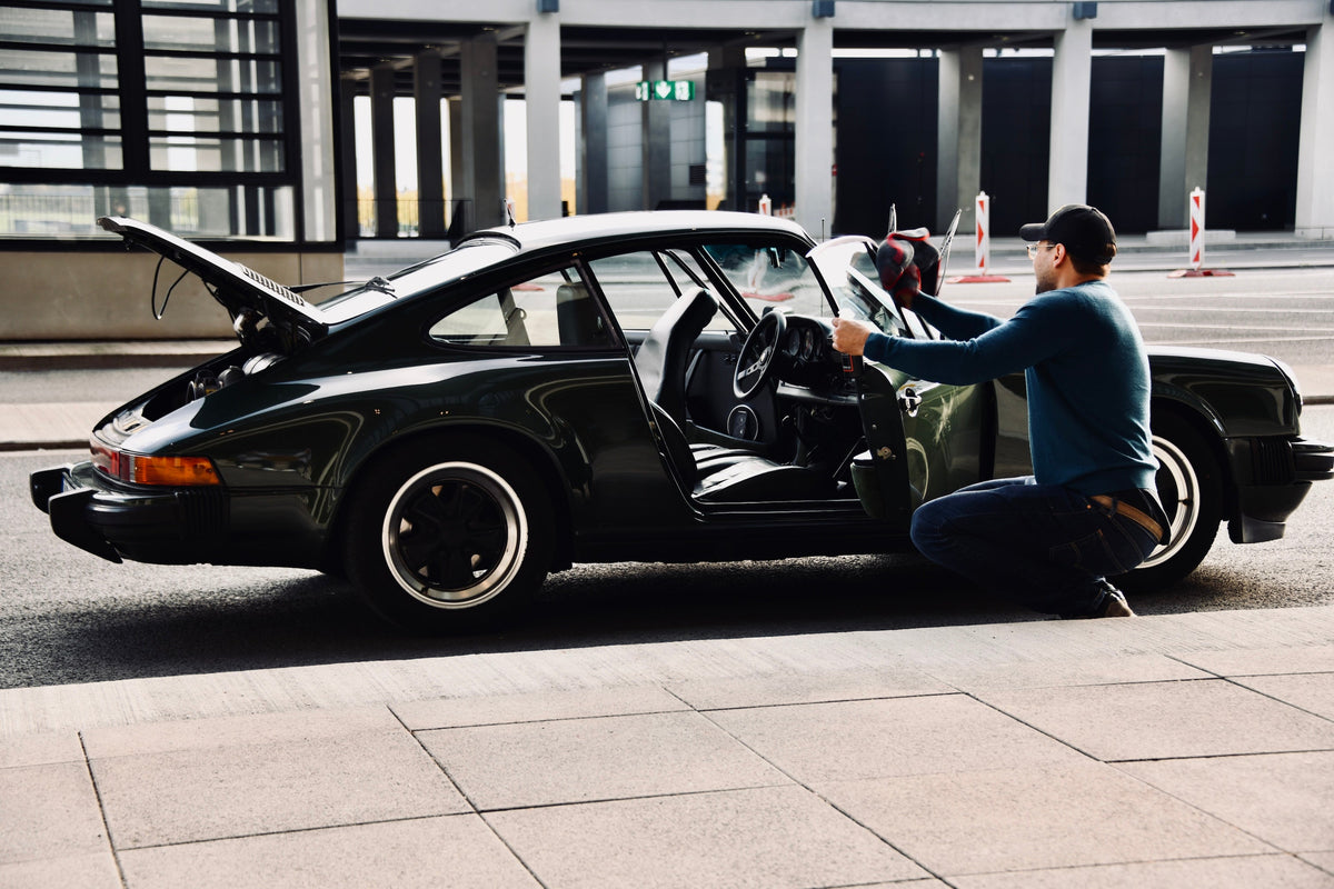 Patrik Schnauck – Si prende cura della sua Porsche 911 3.0 SC dei sogni