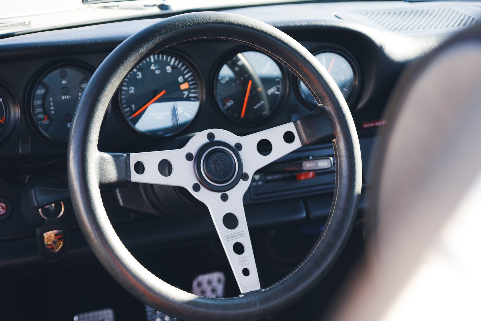 Lenkradpflege mit Gefühl – Reinigung, Schutz und Farbauffrischung für stark beanspruchtes Leder